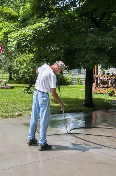 Driveway Concrete Cleaning in Hendersonville
